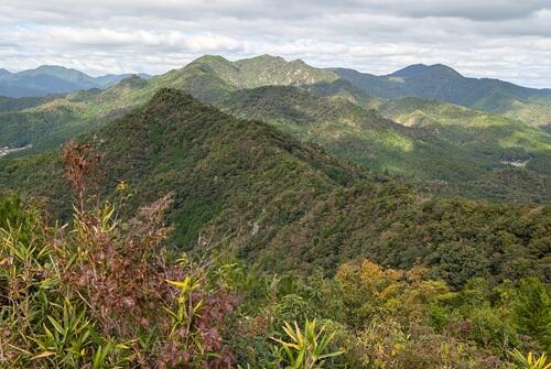 20241101千丈寺山と五大山・後ろは五台山.jpg