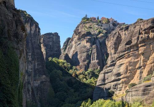 20241009メガロ・メテオロン修道院付近の岩峰.jpg